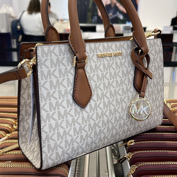 Michael Kors Small Sheila Satchel Crossbody
Vanilla 
NWT - Picture 11 of 16